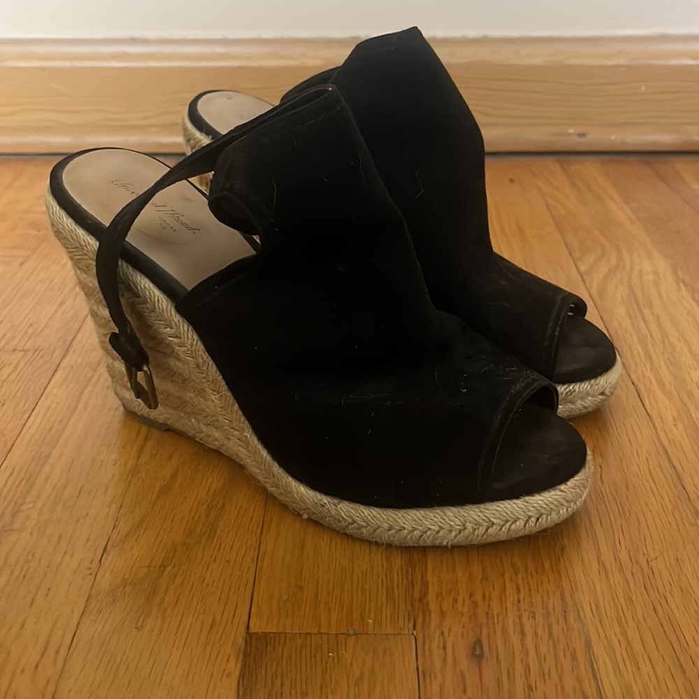 Black wedges